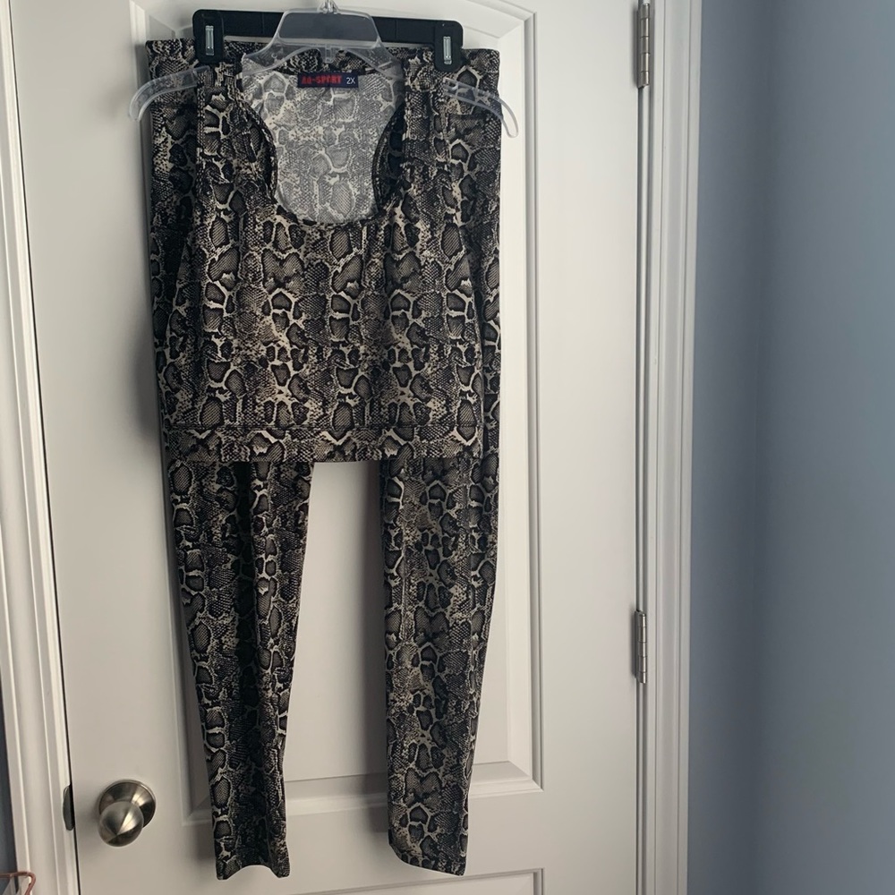 AQ-Sport snake print active set